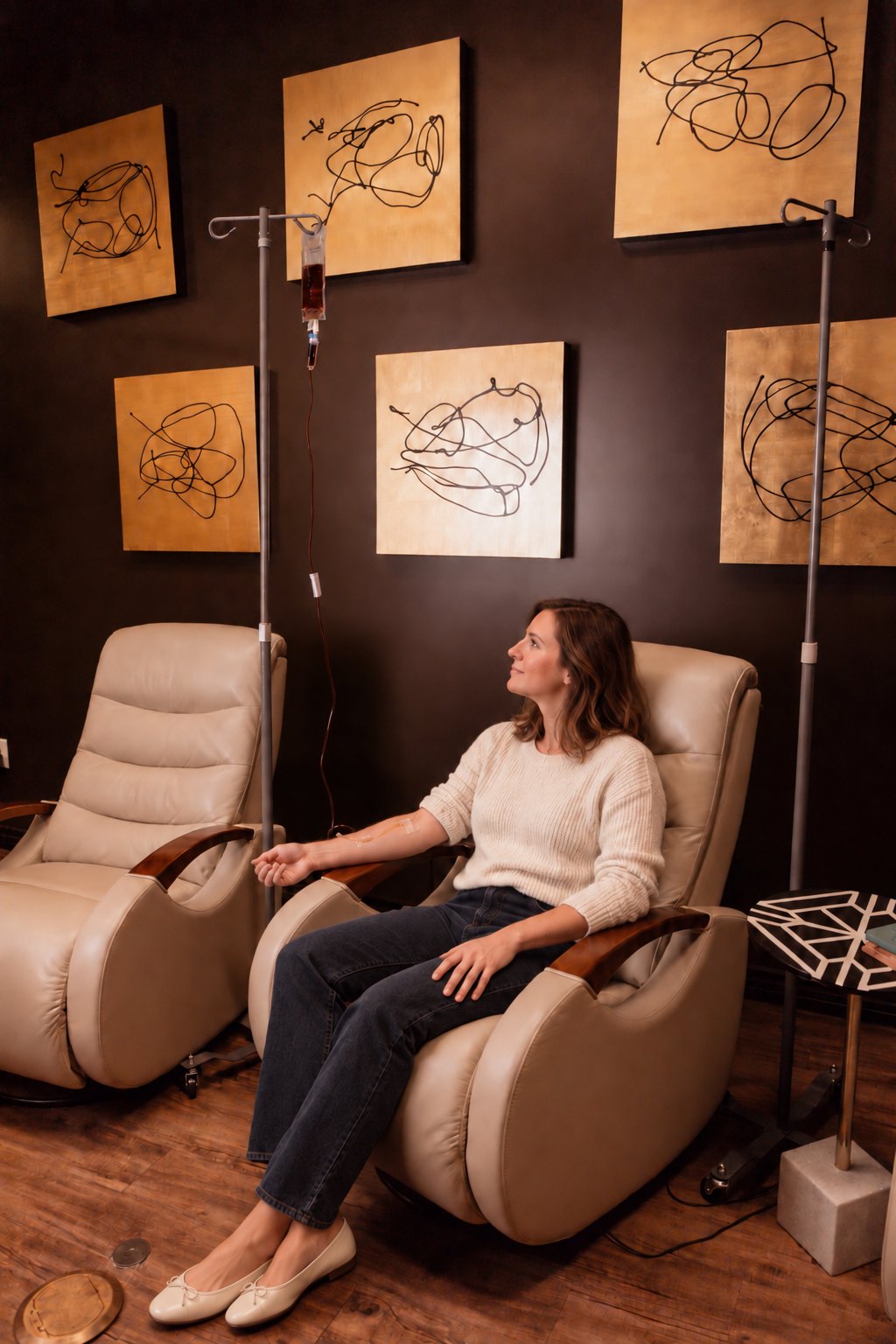 A patient relaxing in a recliner in the Onyx IV lounge